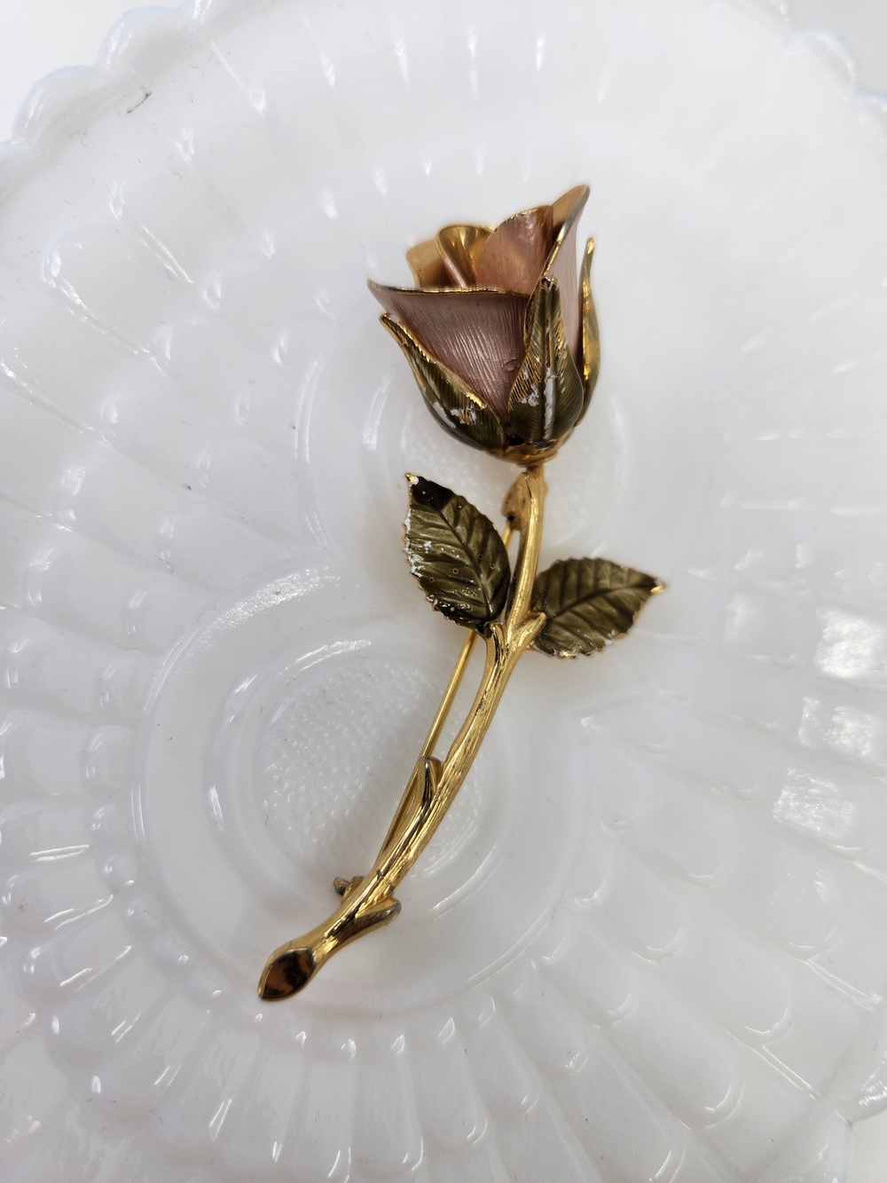 Gold-Tone Pink Rose Brooch – Elegant Women’s Floral Pin